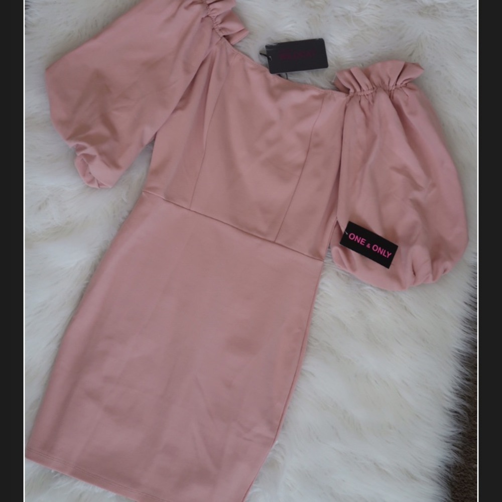 Soft pink off the shoulder dress - Picture 2 of 5